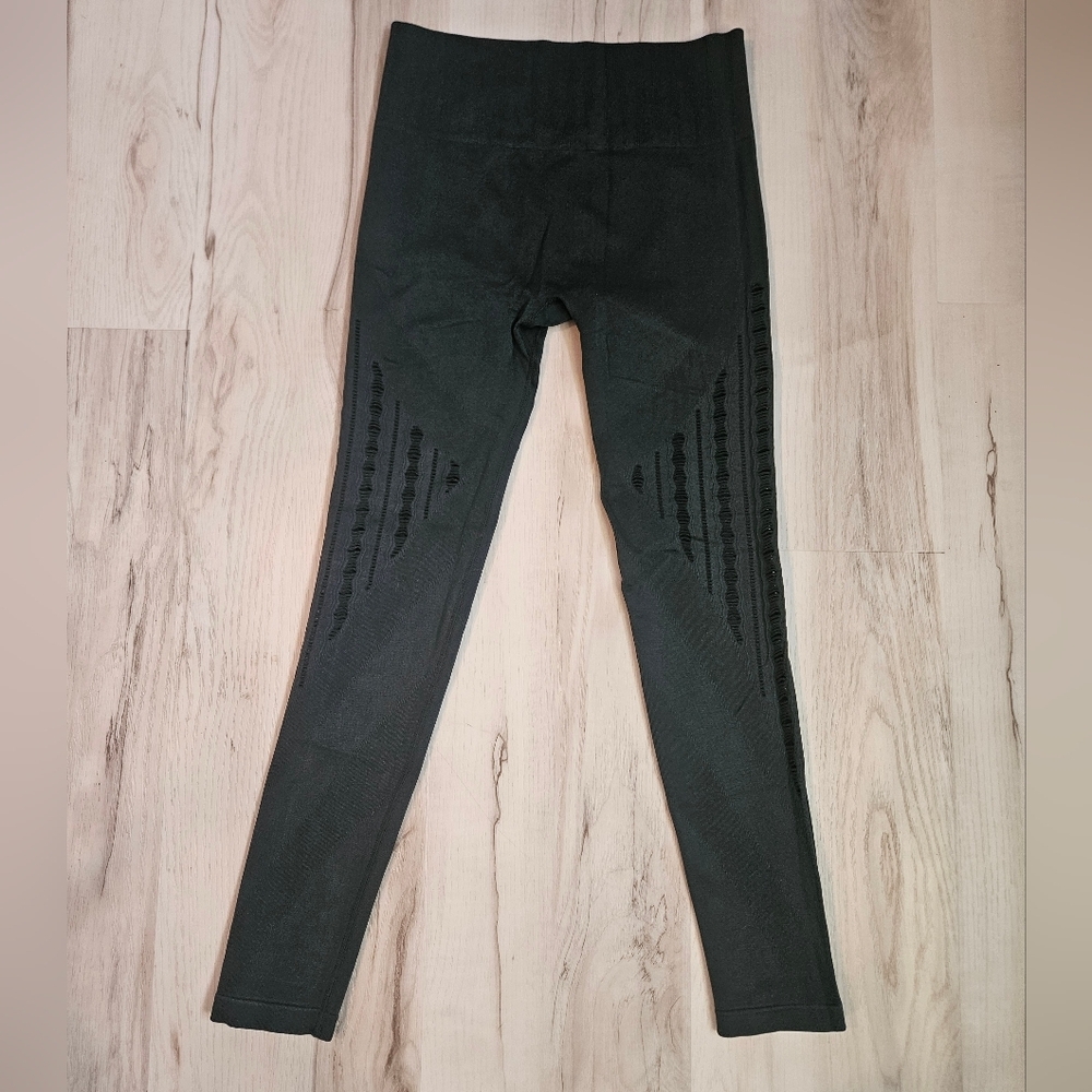 Savvi Seamless Textured High Rise Leggings 25” Inseam Size M/LG Cutout Design - Picture 3 of 9